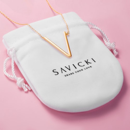 Naszyjnik celebrytka litera V Savicki: srebrny pozłacany, biały szafir